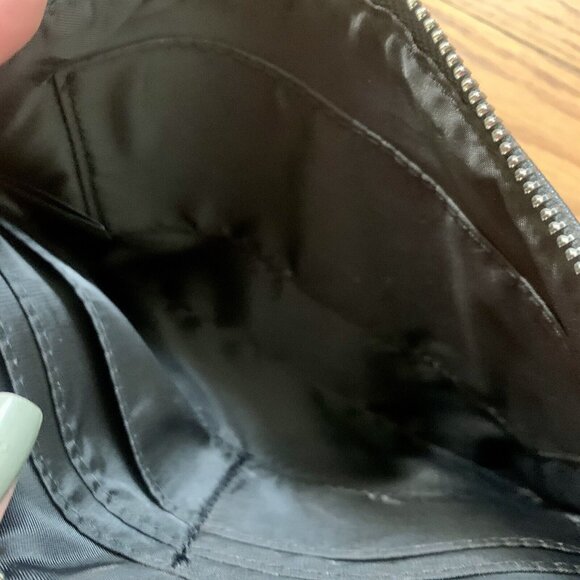 GUESS Los Angeles Travel Makeup Cosmetic Case Bag Color BLACK Saffiano PVC EUC - Picture 5 of 7